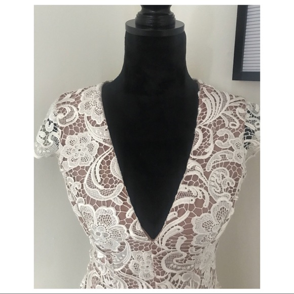 DRESS THE POPULATION V-NECK ROMPER - Picture 3 of 8